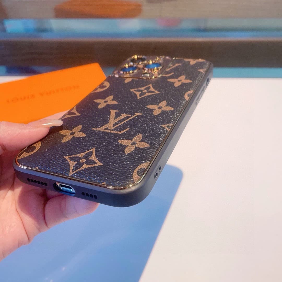 LOUIS VUITTON iPhone Case Classic Monogram pattern fully covers the camera