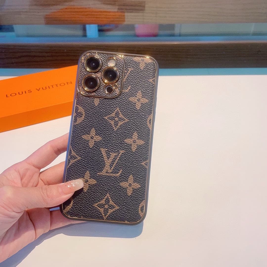 LOUIS VUITTON iPhone Case Classic Monogram pattern fully covers the camera