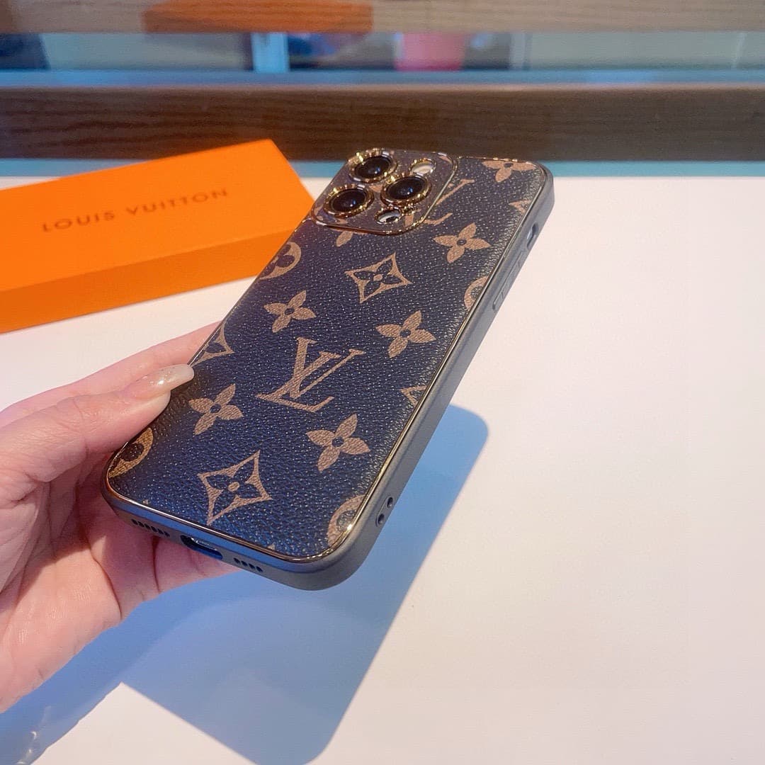 LOUIS VUITTON iPhone Case Classic Monogram pattern fully covers the camera