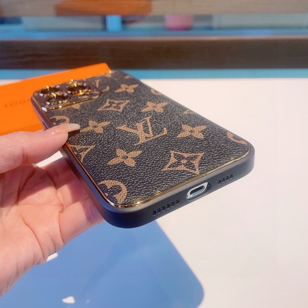 LOUIS VUITTON iPhone Case Classic Monogram pattern fully covers the camera