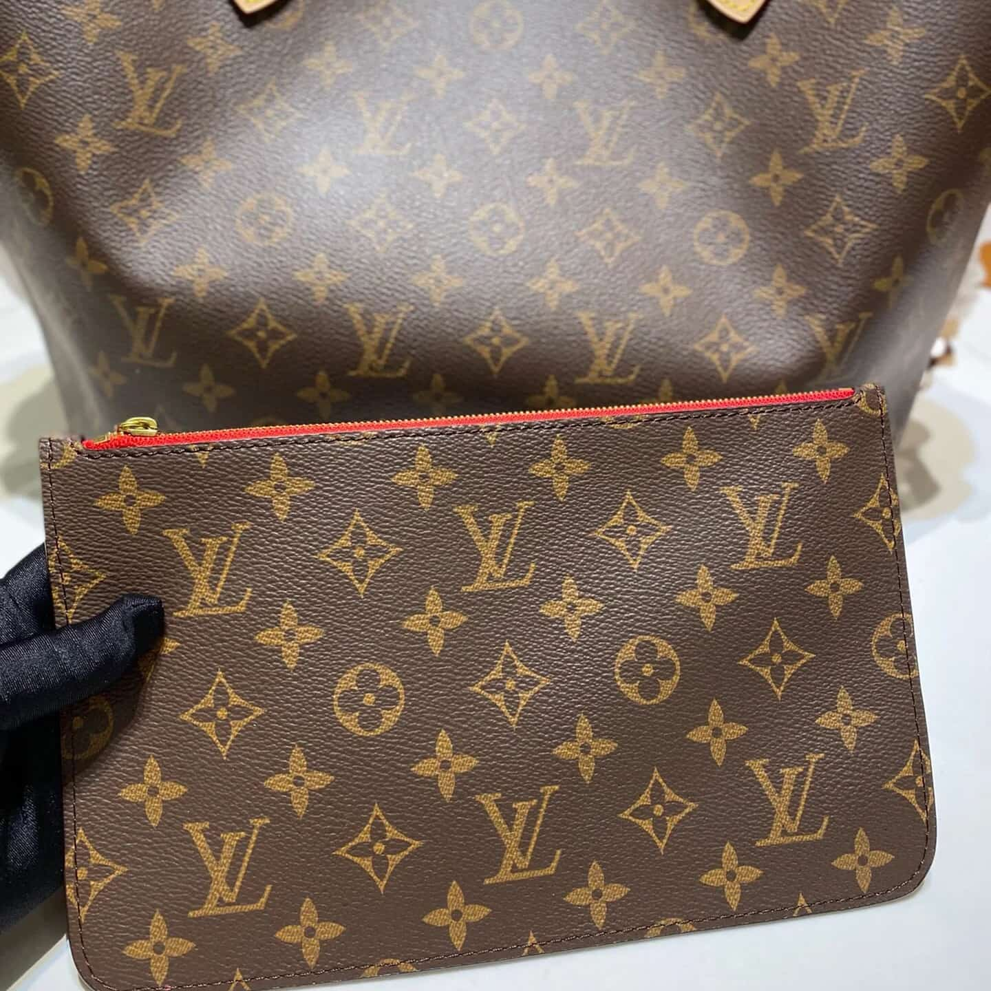 LOUIS VUITTON Neverfull handbag middle size roomy not bulky with side laces