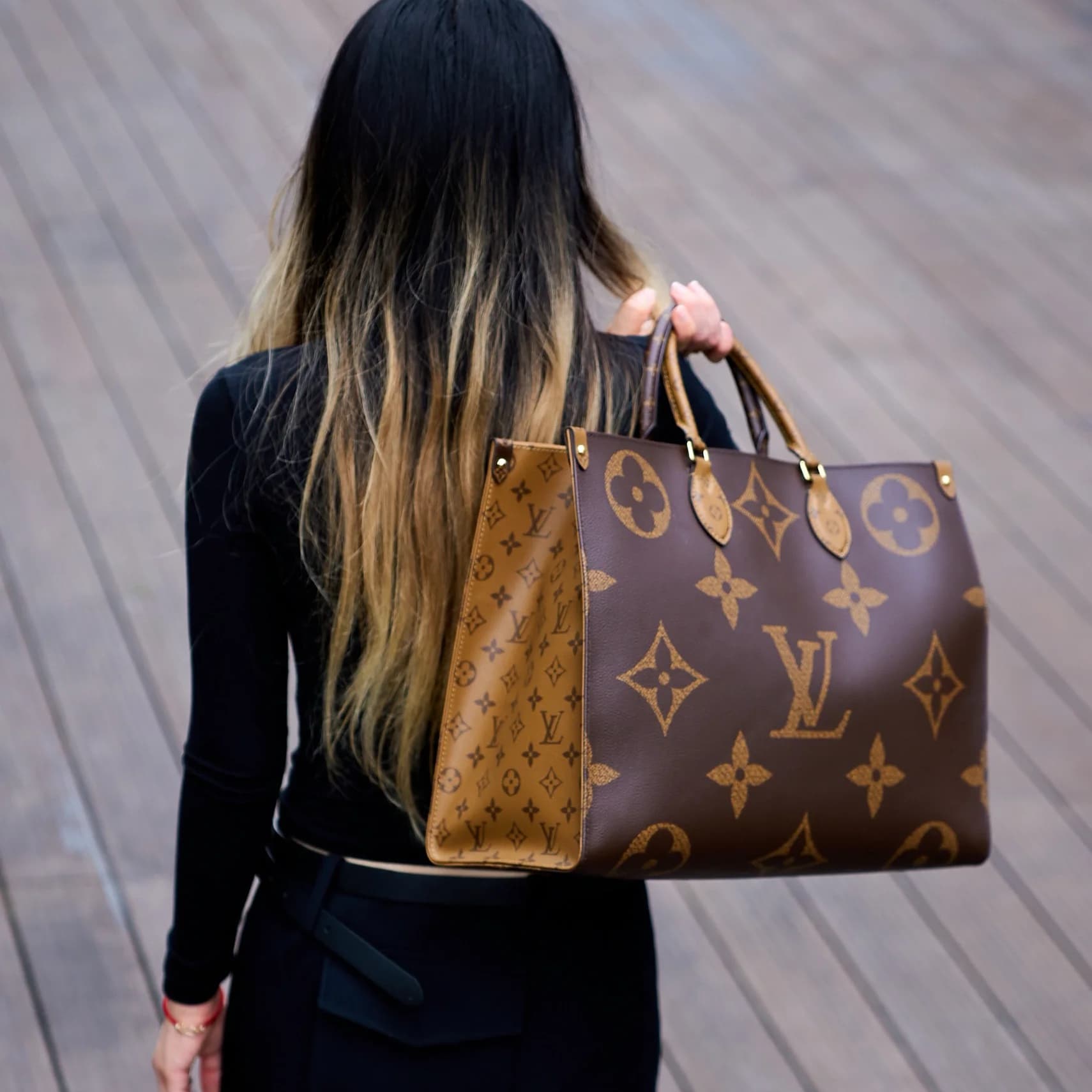 LOUIS VUITTON OnTheGo big size handbag fashionable and functional ideal everyday companion