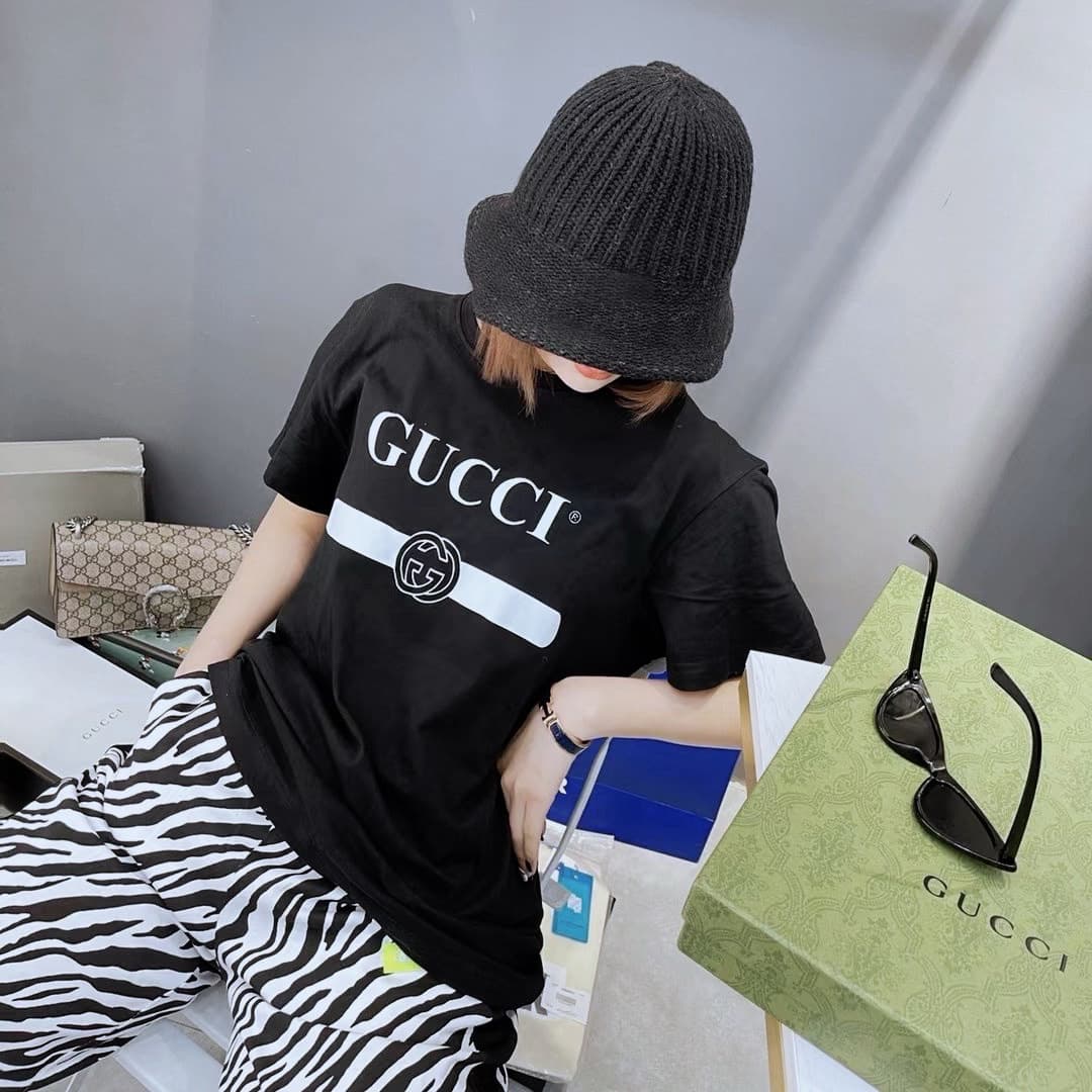 GUCCI T-shirt Unisex Women`s & Men`s Short Sleeve Black White letters